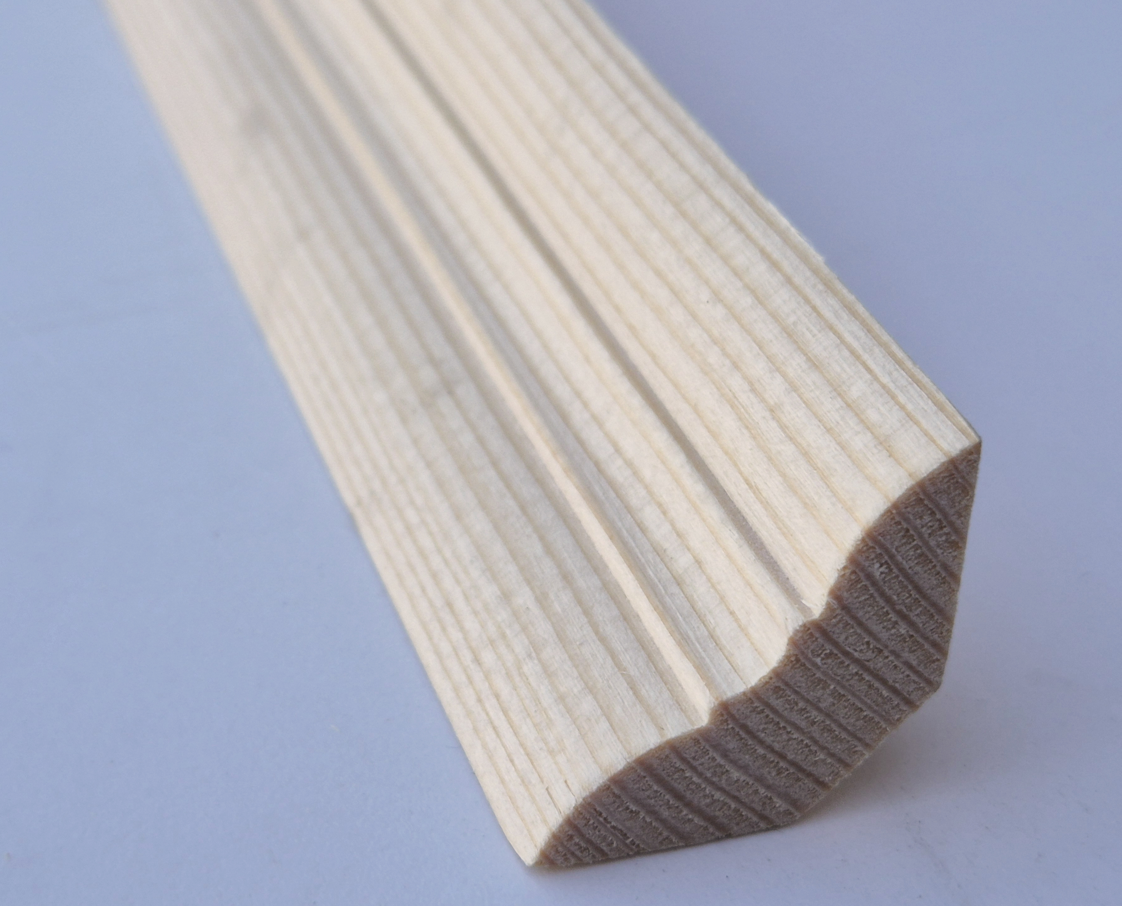 Smrkové koutové lišty LKM 28x28mm - délka 2,50m