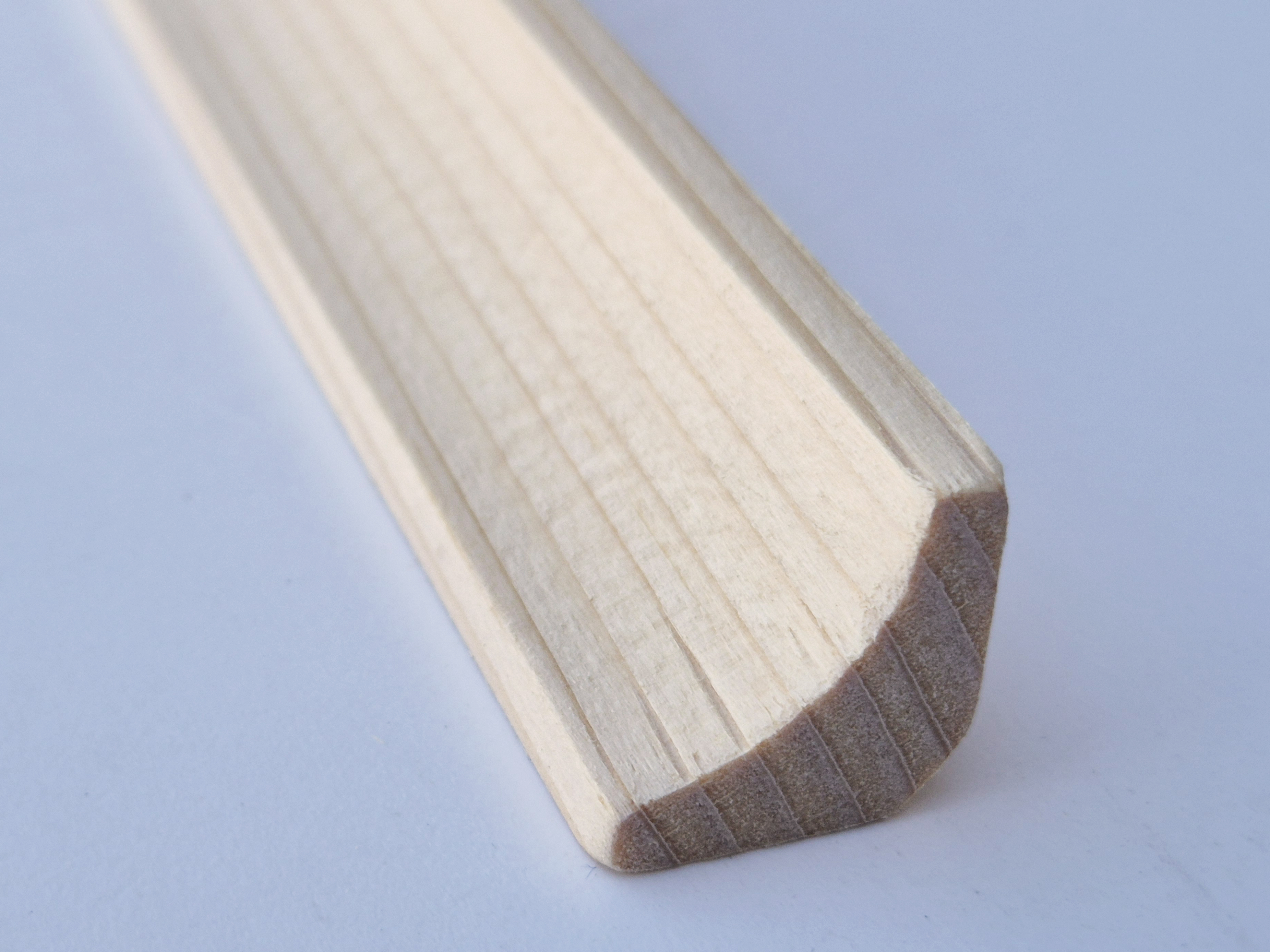 Smrkové koutové lišty LKVN 15x15mm - délka 2,50m