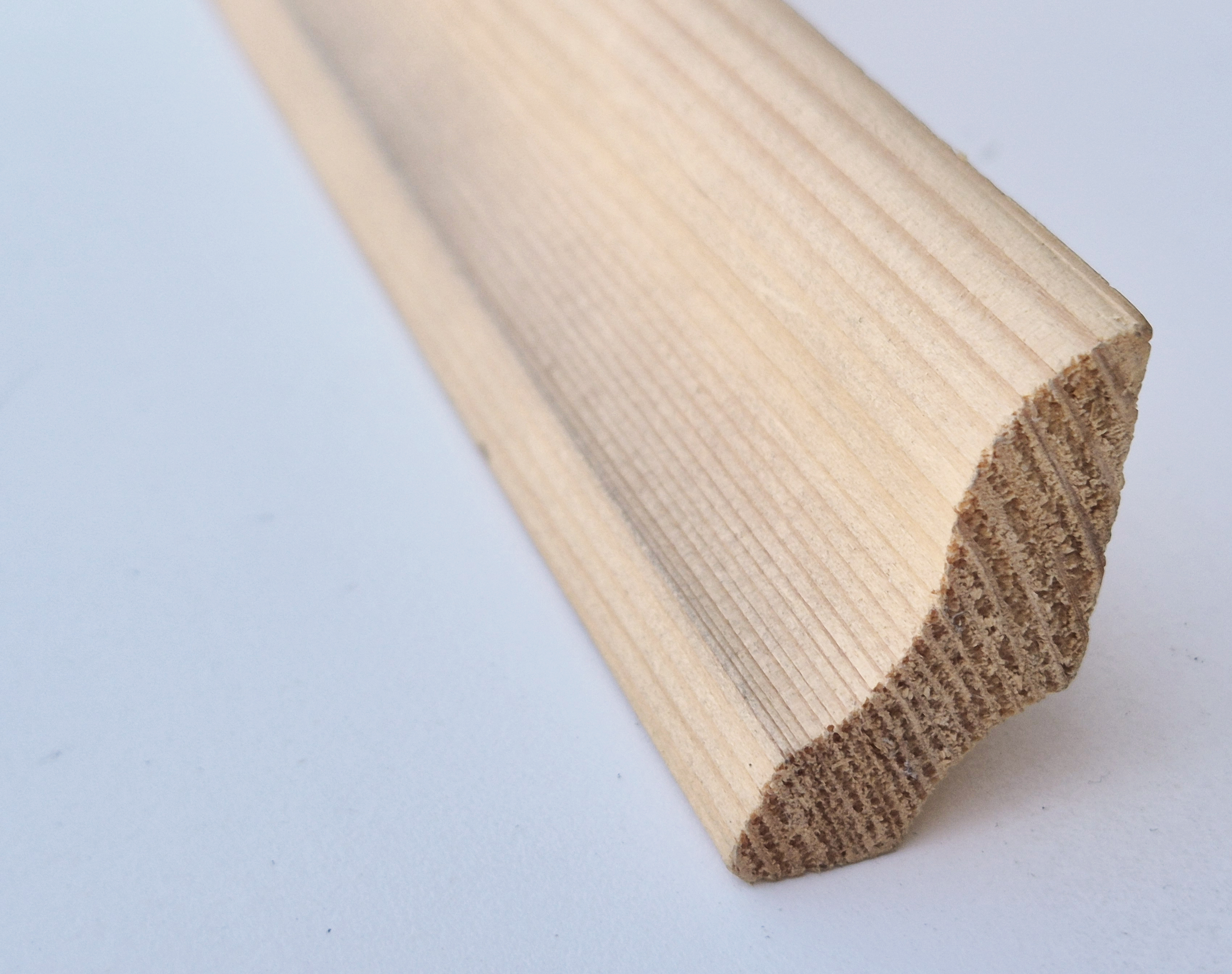 Smrkové podlahové lišty 36x20mm  -  délka 2,50m